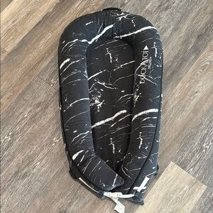 DockATot deluxe in black marble cover